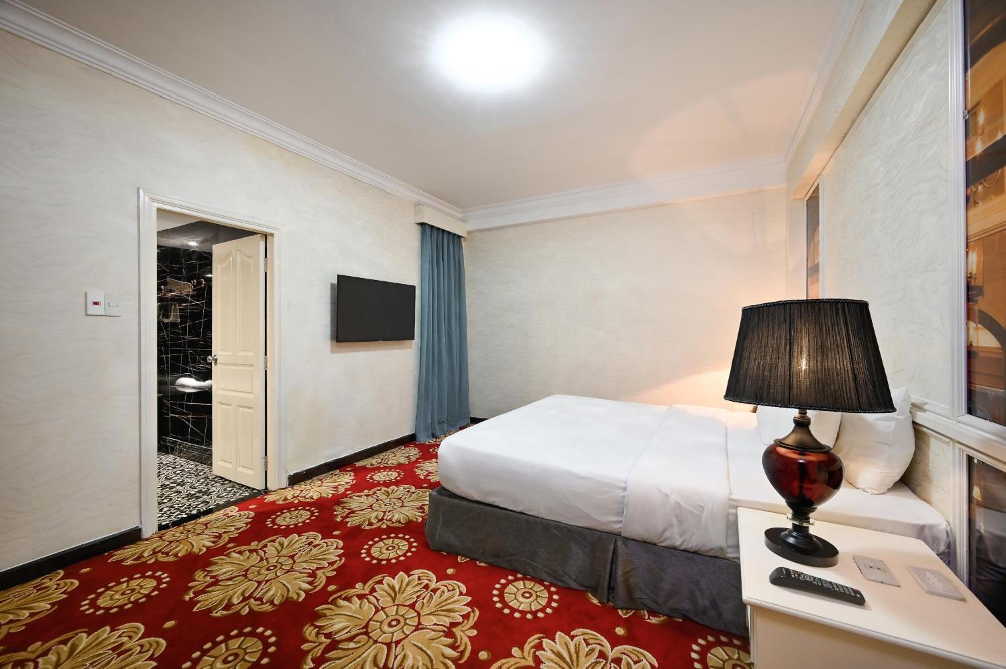 California Saigon Hotel & Rooftop Pool Хошимін Номер фото