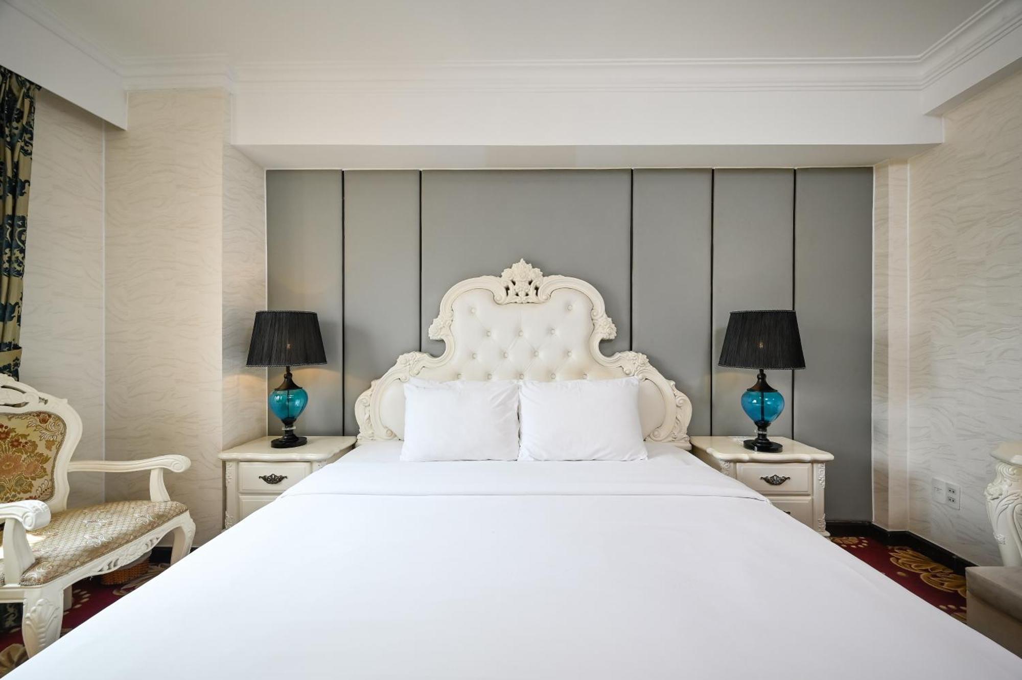 California Saigon Hotel & Rooftop Pool Хошимін Номер фото