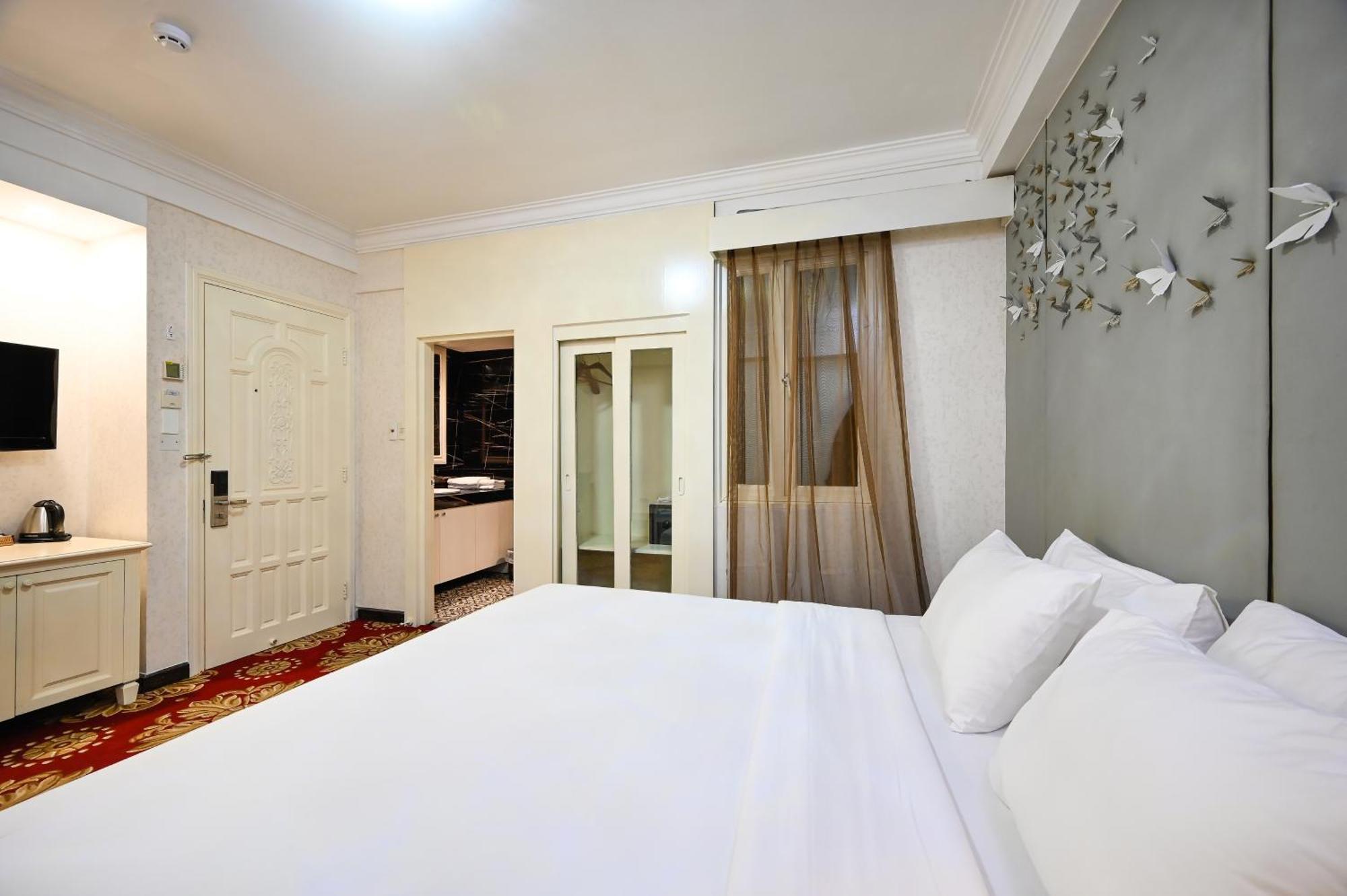 California Saigon Hotel & Rooftop Pool Хошимін Номер фото