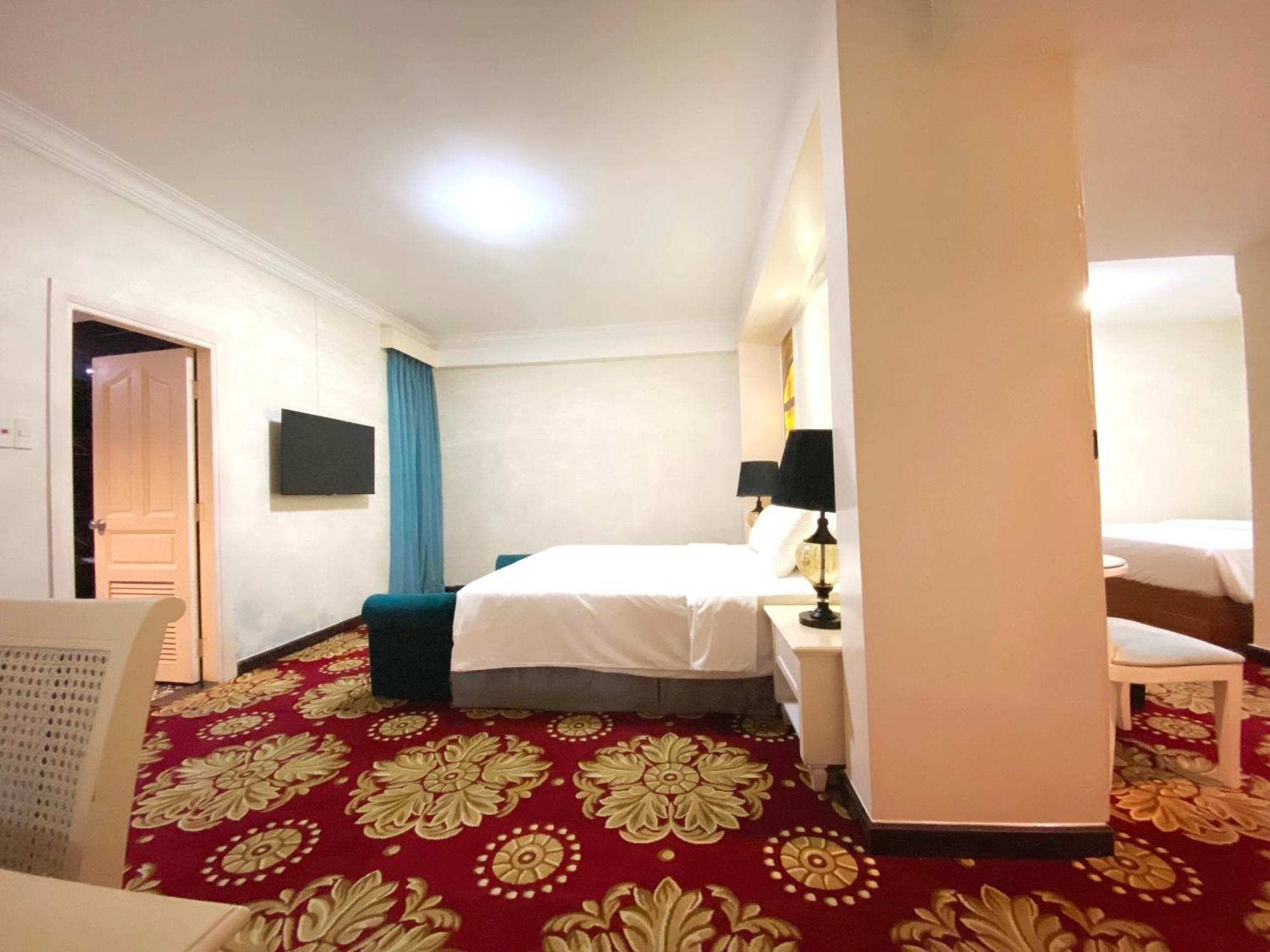 California Saigon Hotel & Rooftop Pool Хошимін Номер фото